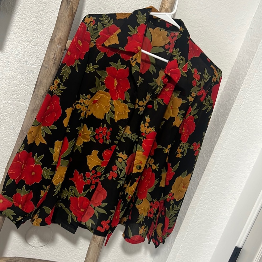 Floral sheer blouse, no size but fit like small medium